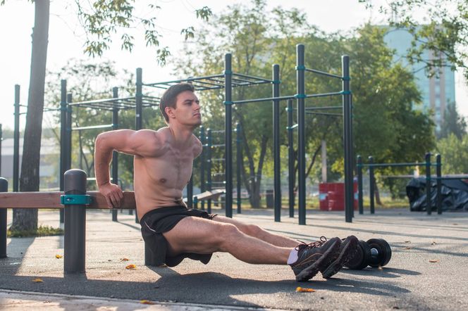Najefektywniejsze ćwiczenia na triceps - z hantlami i bez sprzętu