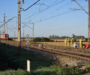 Tragedia na przejeździe kolejowym pod Gnieznem. Nie żyje kierowca osobówki!