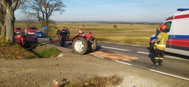 Samoklęski. Zderzenie fiata z ciągnikiem rolniczym [GALERIA]	