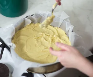 Połącz krem budyniowy i groszek ptysiowy. Karpatka dla opornych to nasz hit