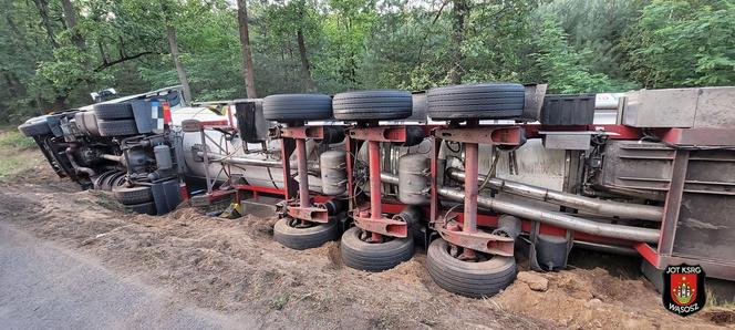 Słodki transport w rowie. Niedaleko Góry tir z cysterną czekolady wpadł do rowu