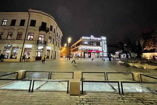 Okno czasu w Lublinie zabezpieczone barierkami