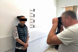 Siedziała na ulicy, potem atakowała policjantów. Grozi jej więzienie!