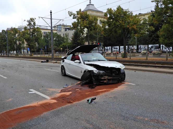 Pijany 23-latek rozbił BMW na Puławskiej! Dwie osoby w szpitalu