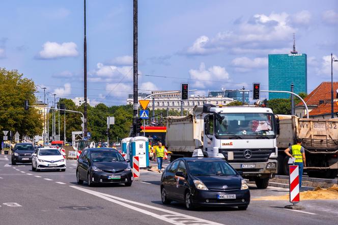 Prace przy zazielenianiu pl. Bankowego w Warszawie