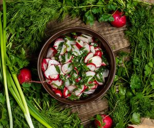 Szybka surówka z rzodkiewki do obiadu: przepis na surówkę rzodkiewkową