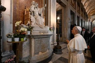 Papież Leon XIV odwiedził grob Franciszka! Wzruszająca modlitwa