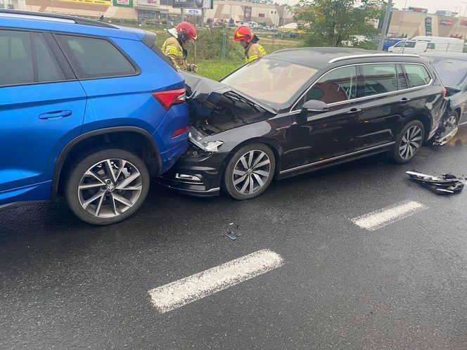 Domino na Konstytucji 3 Maja w Lesznie. Zderzyły się cztery samochody osobowe