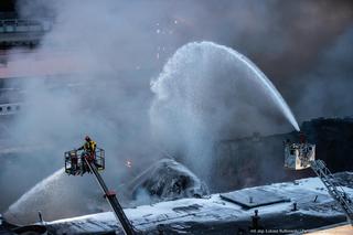 Trwa dogaszanie pożaru hali w Gdańsku. RCB wydało specjalny alert!
