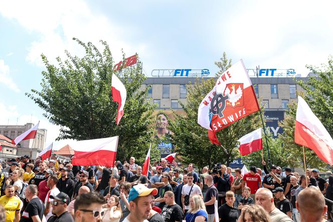 Protest przeciwko imigrantom.Tysiące kibiciów na ulicach Katowic