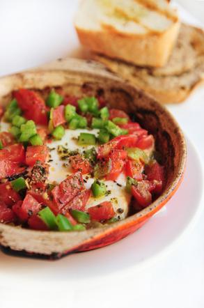 Pomidory pieczone z serem feta - cudownie aromatyczne danie - wspomnienie greckich wakacji