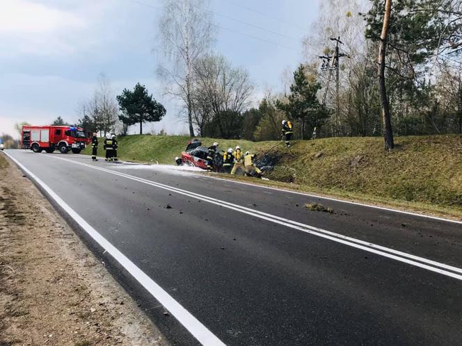Podlaskie. Pożar auta na DK 65. Kierowcę i pasażera uratował policjant