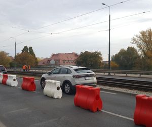 Autobusy (ledwo) przeciskają się przez torowisko przed mostem Bernardyńskim. Czy nie mogłyby zawracać na rondzie? 