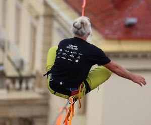   Urban Highline Festival 2023 w Lublinie. Slacklinerzy robią cuda na linach!