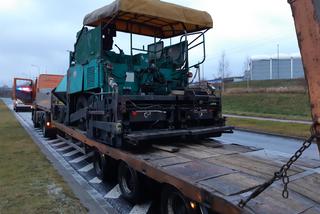 Przewoził 18-tonową maszynę bez żadnego zabezpieczenia! Tłumaczył się brakiem czasu!