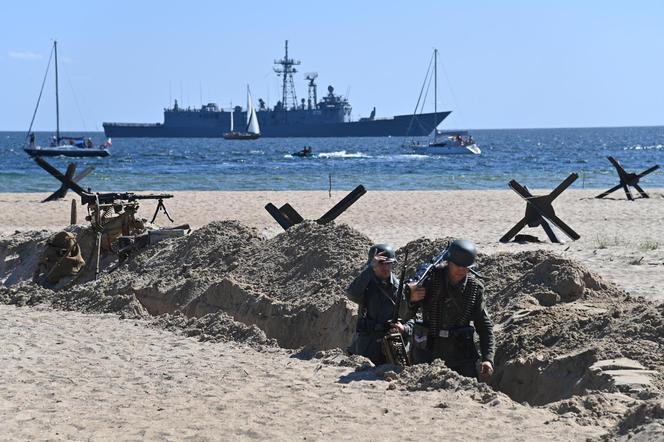 Turyści usłyszeli strzały, a czołgi wjechały na plaże. Zobaczcie zdjęcia z finałowej inscenizacji „Lądowanie na plaży”!