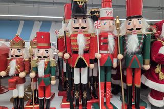 Lato się kończy, a w sklepach już święta Bożego Narodzenia. Klienci w szoku. To przesada!