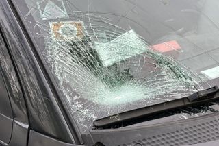 Piesza wbiegła pod samochód w centrum Warszawy