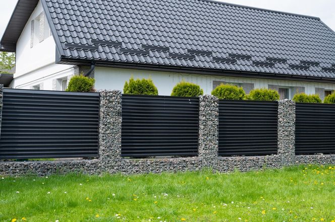 Ogrodzenie z gabionów i paneli metalowych