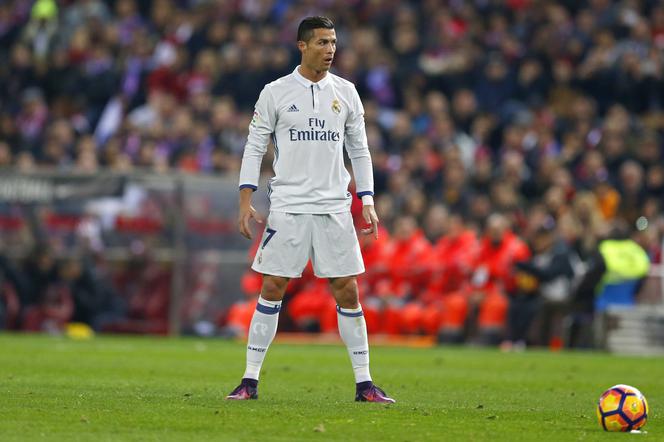 Cristiano Ronaldo strzela rzut wolny