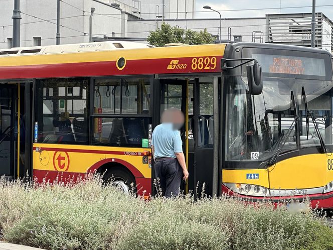  4-latka ciągnięta przez autobus miejski. 