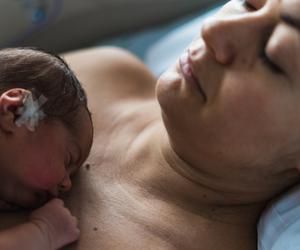 Matka i dziecko zafundowali sobie niedotlenienie. Nie pomogli rodzącej, sąd wydał kuriozalną decyzję 