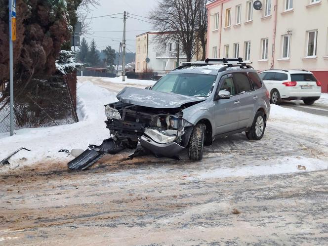 Kraksa na rondzie przy SP nr 11 w Starachowicach