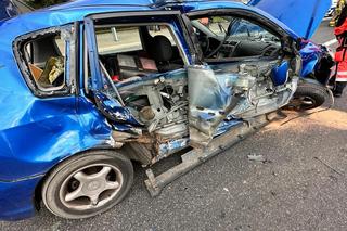 Straszny wypadek w wielkie święto ratownictwa. Karetka roztrzaskana, trzy osoby w szpitalu