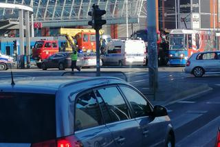 Wrocław. Tramwaj wyleciał z szyn i uderzył w autobus MPK! Jedna osoba ranna [ZDJĘCIA]