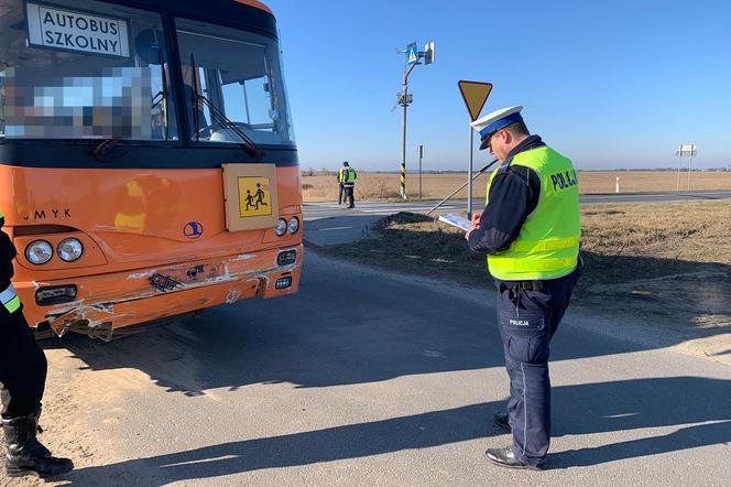 Wypadek autobusu w powiecie nakielskim! Kilka osób rannych, w tym dwie dziewczynki [ZDJĘCIA]