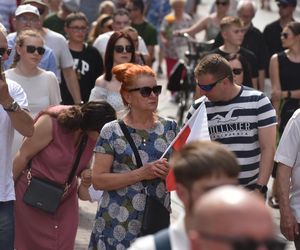 Marsz Milczenia dla Klaudii w Toruniu. „Niech nasza cisza przemówi głośniej niż słowa” [GALERIA]