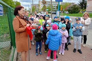 Nowy plac zabaw przy SP nr 8 w Siedlcach jest ogólnodostępny dla wszystkich mieszkańców miasta i dostosowany do potrzeb osób z niepełnosprawnością ruchową