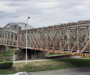 Co łączy most kolejowy w Przemyślu z Wieżą Eiffla? Przewodnik tłumaczy