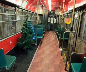 Świąteczny tramwaj KitKat w Poznaniu. Można nim podróżować bezpłatnie