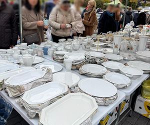 Wcisło buszuje na pchlim targu.