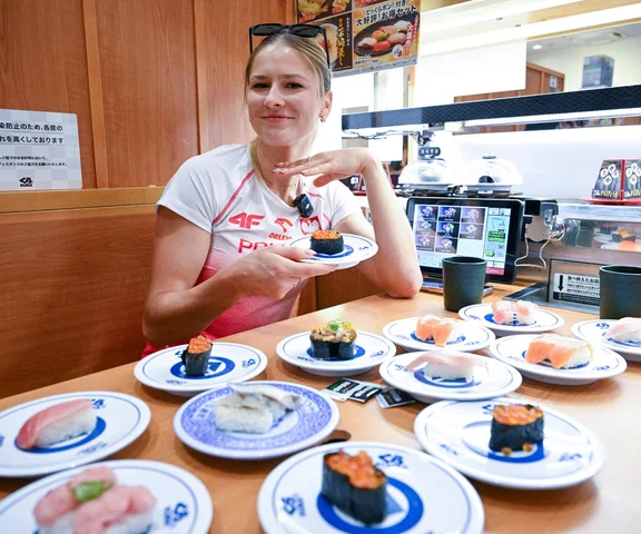Piękna Pia Skrzyszowska przyłapana w restauracji 