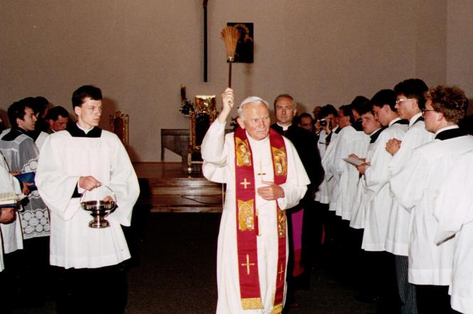 Jan Paweł II poświęcił kaplicę w Wyższym Seminarium Duchownym w Koszalinie. Tam też nocował podczas dwudniowej wizyty w Koszalinie.