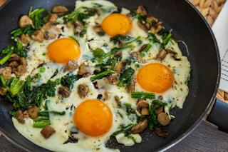 Pieczone jajka ze szpinakiem i pieczarkami. Przepis na białkowe śniadanie, które dodaje energii