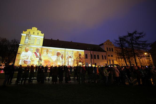 Kraków. Spotkanie modlitewne pod oknem papieskim w 18. rocznicę śmierci Jana Pawła II