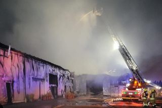 Potężny pożar parku trampolin we Włocławku