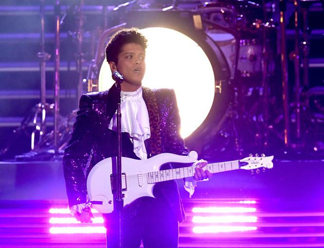 Grammy 2017 - Bruno Mars jako Prince