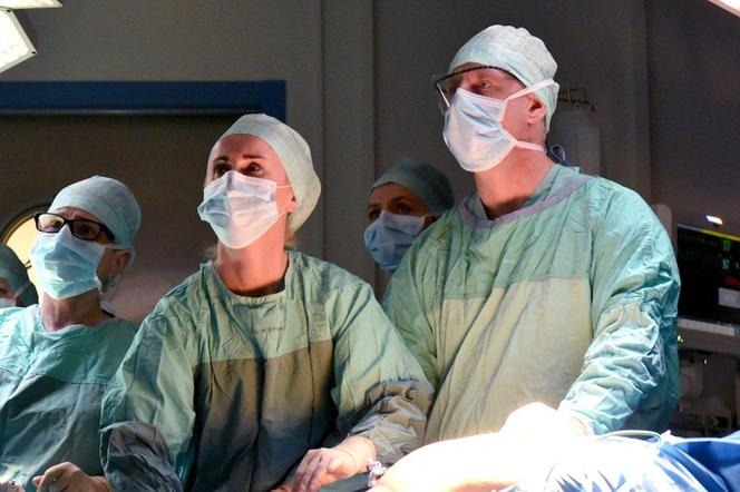 Chirurdzy z miejskiego szpitala im. J. Strusia w Poznaniu przeprowadzili operację resekcji raka odbytnicy z użyciem robota da Vinci