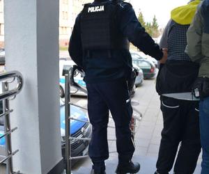 Suwałki. Młody człowiek może na 10 lat trafić za kraty. Ukradł kabanosy ze sklepu