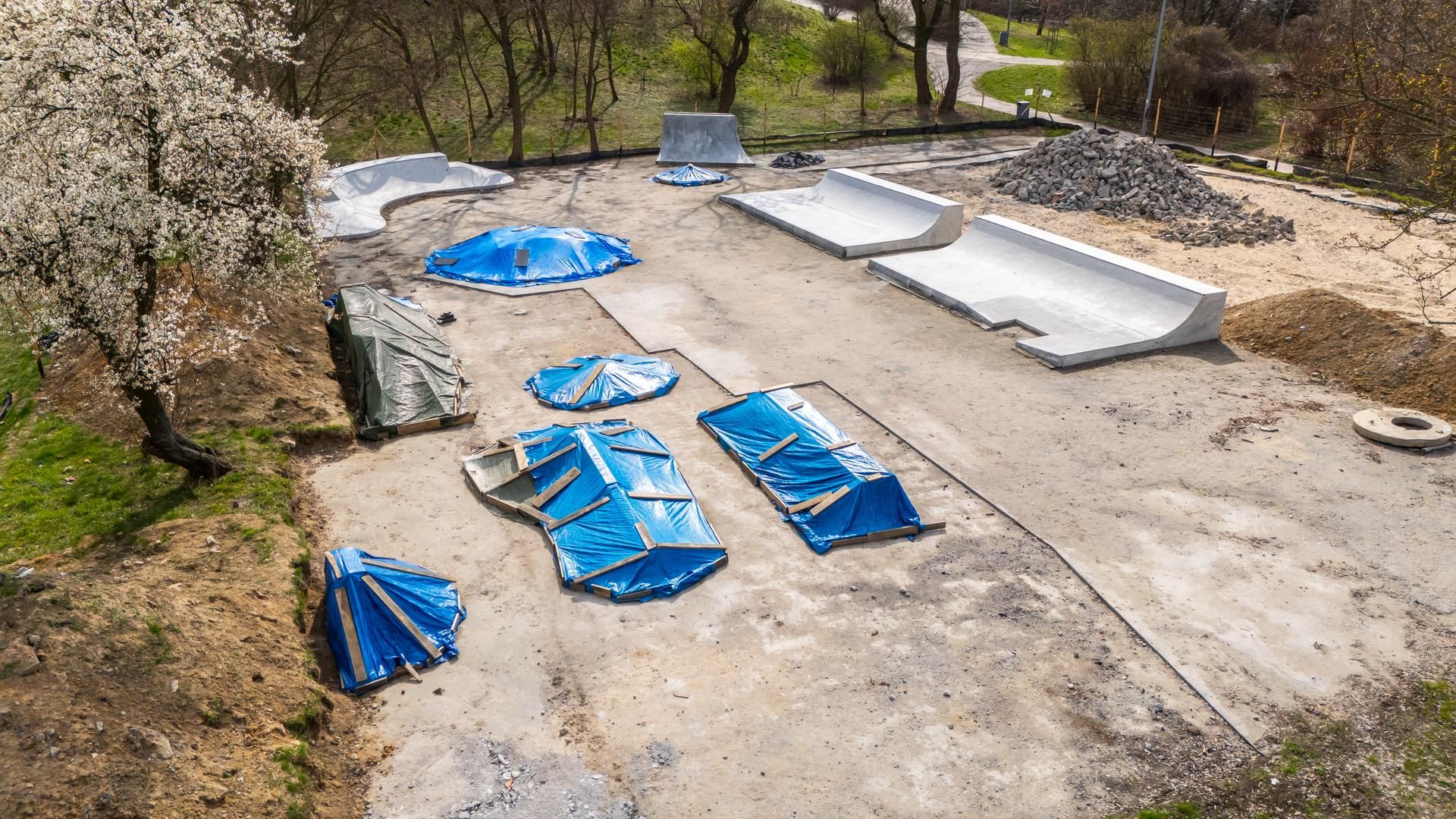 Budowa skateparku do jazdy na deskorolce, park im. Romana Kozłowskiego