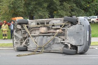 Groźny wypadek na Retkini. Zderzenie karetki pogotowia z peugeotem