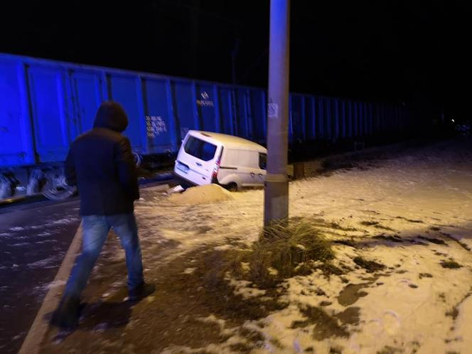 Wolbrom: Furgonetka WJECHAŁA w pociąg towarowy. Nie zadziałały rogatki?