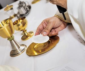 Czy komunia jest dla rozwiedzionych, którzy żyją w nowym związku? Watykan wydał oświadczenie