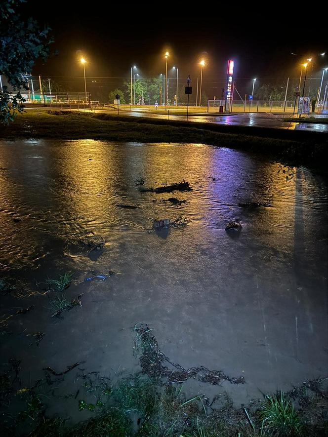 Ustroń pod wodą po nocnej ulewie. Po północy wylał potok Młynówka. Pod wodą wiele ulic i domów