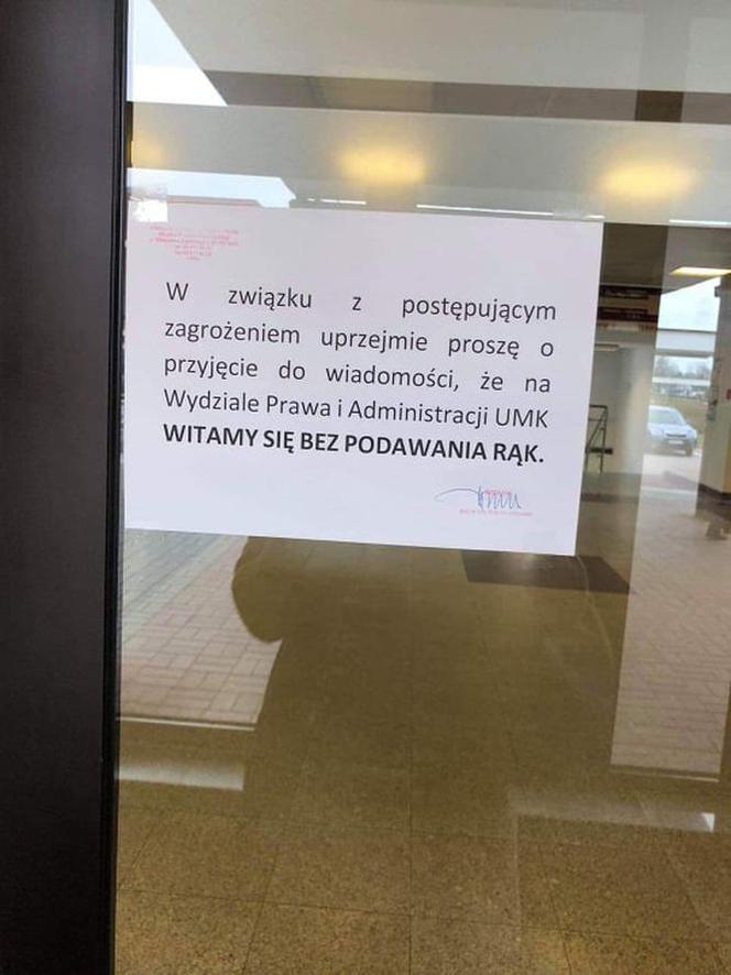 Zakaz podawania ręki na Wydziale Prawa i Administracji UMK w Toruniu