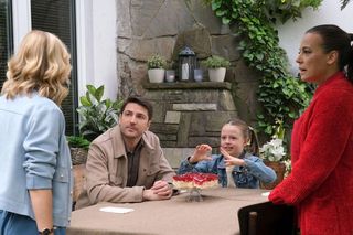 M jak miłość odc. 1881. Magda (Anna Mucha), Andrzej Budzyński (Krystian Wieczorek), Julia (Marta Chodorowska), Nadia (Mira Fareniuk), Dima (Michaił Pszeniczny)